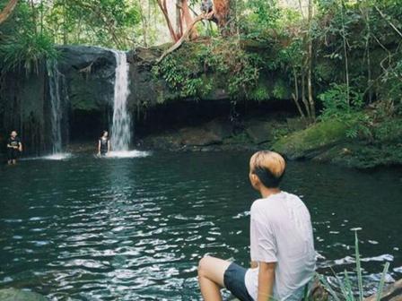 Air Terjun Sahai Penahan, 1. Air Terjun Entoba, 2. Sungai Desa Nyanggai, 3. Air Terjun Gurung Melawi, 4. Pemandian KM 10, 5. Danau Lobur, 6. Jembatan Gantung Desa Nanga Menunuk, 7. Sungai Belaban, 8. Air Terjun Nibung, 9. Sungai Pinoh, 10. Embung Bemban, 11. Danau Biru Melawi, 12. Air Terjun Sahai Penahan, 13. Taman Nasional Bukit Raya Bukit Baka, 14. Riam Sengiang, 15. Batu Licin, 16. Sungai Melaw, 17. Bukit Matok, 18. Tugu Republik Indonesia Serikat, 19. Bukit Lintang, 20. Tugu Juang, 21. Air Terjun Sahai Apat, 22. Bukit Saran, 23. Sungai Desa Tiong Keranjik, 24. Padang Rumput Desa Sidomulyo, 25. Air Terjun Sahai Sawit, 26. Air Terjun Sahai Pelangkah, 27. Air Terjun Desa Ella Hulu, 28. Kolam Stadion Olahraga, 29. Yayasan Mawar, 30. Bukit Desa Nanga Siyai, 31. Bukit Desa Domet Permai, 32. Bukit Batu Menangis, 33. Air Terjun Kumpang Arang, 34. Gunung Kelam, 35. Air Terjun Siling Lubang Kuter, 36. Sungai Kayan
