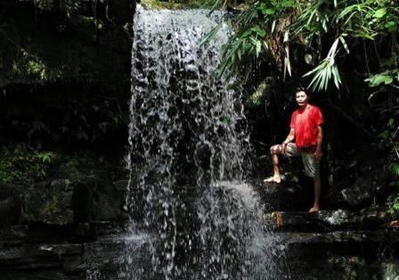 Air Terjun Sahai Sawit, 1. Air Terjun Entoba, 2. Sungai Desa Nyanggai, 3. Air Terjun Gurung Melawi, 4. Pemandian KM 10, 5. Danau Lobur, 6. Jembatan Gantung Desa Nanga Menunuk, 7. Sungai Belaban, 8. Air Terjun Nibung, 9. Sungai Pinoh, 10. Embung Bemban, 11. Danau Biru Melawi, 12. Air Terjun Sahai Penahan, 13. Taman Nasional Bukit Raya Bukit Baka, 14. Riam Sengiang, 15. Batu Licin, 16. Sungai Melaw, 17. Bukit Matok, 18. Tugu Republik Indonesia Serikat, 19. Bukit Lintang, 20. Tugu Juang, 21. Air Terjun Sahai Apat, 22. Bukit Saran, 23. Sungai Desa Tiong Keranjik, 24. Padang Rumput Desa Sidomulyo, 25. Air Terjun Sahai Sawit, 26. Air Terjun Sahai Pelangkah, 27. Air Terjun Desa Ella Hulu, 28. Kolam Stadion Olahraga, 29. Yayasan Mawar, 30. Bukit Desa Nanga Siyai, 31. Bukit Desa Domet Permai, 32. Bukit Batu Menangis, 33. Air Terjun Kumpang Arang, 34. Gunung Kelam, 35. Air Terjun Siling Lubang Kuter, 36. Sungai Kayan