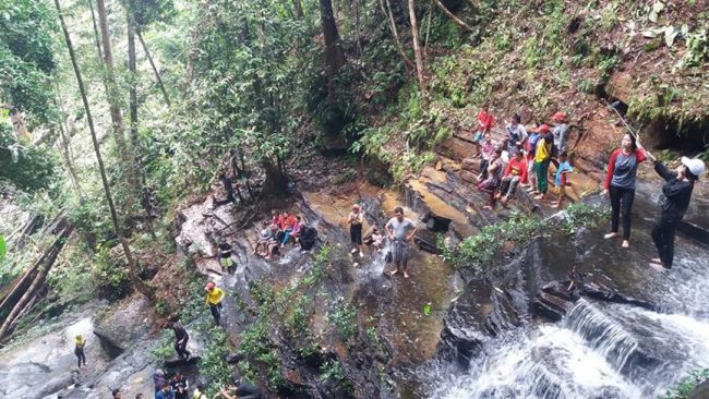 Air Terjun Saray Brunyau via Thetanjungpuratimes, 1. Pantai Samudera Indah, 2. Pulau Randayan, 3. Bukit Jamur, 4. Air Terjun Riam Merasap, 5. Miniland Batu Payung, 6. Goa Romo, 7. Hutan Adat, 8. Air Terjun Riam Berawan, 9. Pulau Lemukutan, 10. Air Terjun Riam Susok, 11. Riam Madi, 12. Riam Pelayo, 13. Riam Mubek, 14. Riam Baro, 15. Riam Erang, 16. Riam Pain’t Batah, 17. Riam Marum, 18. Riam Bangaram, 19. Riam Jugan, 20. Riam Mangkamang, 21. Riam Sangadum, 22. Air Terjun Seraung, 23. Air Panas (Spax), 24. Danau Taipi, 25. Riam Surut, 26. Air Terjun Riam Sejajah, 27. Riam Panggar, 28. Riam Mangoi, 29. Wisata Riam Manajur, 30. Riam Guntur, 31. Riam Budi, 32. Riam Benian, 33. Riam Belangin atau Kuweg, 34. Riam Batu Timah, 35. Riam Batu Susun, 36. Riam Batapsa, 37. Riam Ampang, 38. Air Terjun Riam Banyis, 39. Air Terjun Wong Prawan, 40. Air Terjun Saray Brunyau, 41. Pantai Gosong, 42. Bukit Sepancong, 43. Gunung Bawang
