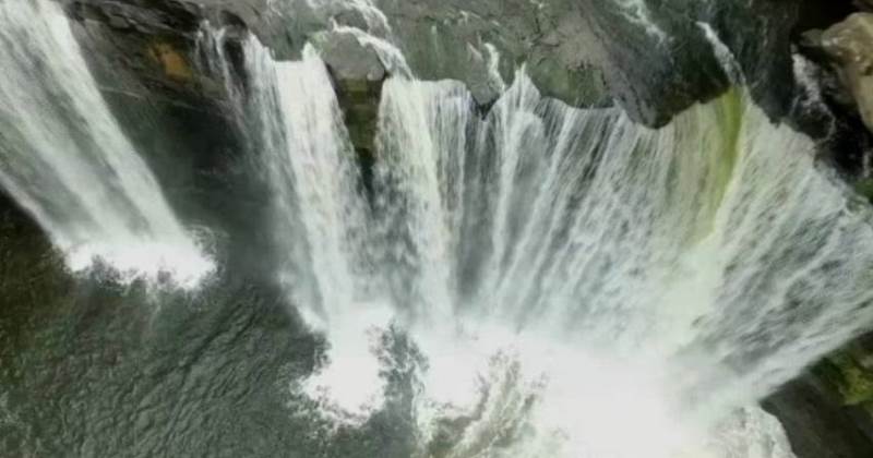 Air Terjun Siling Lubang Kuter, 1. Air Terjun Entoba, 2. Sungai Desa Nyanggai, 3. Air Terjun Gurung Melawi, 4. Pemandian KM 10, 5. Danau Lobur, 6. Jembatan Gantung Desa Nanga Menunuk, 7. Sungai Belaban, 8. Air Terjun Nibung, 9. Sungai Pinoh, 10. Embung Bemban, 11. Danau Biru Melawi, 12. Air Terjun Sahai Penahan, 13. Taman Nasional Bukit Raya Bukit Baka, 14. Riam Sengiang, 15. Batu Licin, 16. Sungai Melaw, 17. Bukit Matok, 18. Tugu Republik Indonesia Serikat, 19. Bukit Lintang, 20. Tugu Juang, 21. Air Terjun Sahai Apat, 22. Bukit Saran, 23. Sungai Desa Tiong Keranjik, 24. Padang Rumput Desa Sidomulyo, 25. Air Terjun Sahai Sawit, 26. Air Terjun Sahai Pelangkah, 27. Air Terjun Desa Ella Hulu, 28. Kolam Stadion Olahraga, 29. Yayasan Mawar, 30. Bukit Desa Nanga Siyai, 31. Bukit Desa Domet Permai, 32. Bukit Batu Menangis, 33. Air Terjun Kumpang Arang, 34. Gunung Kelam, 35. Air Terjun Siling Lubang Kuter, 36. Sungai Kayan