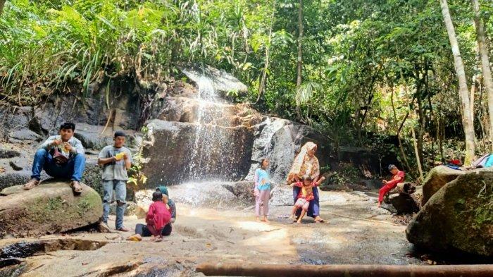 Air Terjun Teluk Pakedai via Tribunnews - Tempat Wisata Di Kubu Raya, 1. Situs Kerajaan Kubu, 2. Gunung Ambawang, 3. Dermaga Batu Ampar, 4. Sungai Kapuas Rasau Jaya, 5. Alam Batu Gajah Kubu Raya, 6. Air Terjun Bidang Bahar, 7. Sungai Kakap, 8. Batu Masjid, 9. Pulau Randayan, 10. Taman Fantasi, 11. Desa Jawa Tengah, 12. Batu/Bukit Wangkang, 13. Waterpark Paradis Q, 14. Wisata Hutan Albasia, 15. Kelenteng Timbul, 16. Taman Agrowisata Rekadena, 17. Taman Fantasia, 18. Pantai Tengkuyung, 19. Tugu Ali Anyang, 20. Hutan Mangrove Batu Ampar, 21. Air Terjun Teluk Pakedai, 22. Rajati Flower Garden, 23. Wisata Balek Kampong, 24. Wisata Danau Ho’Ce