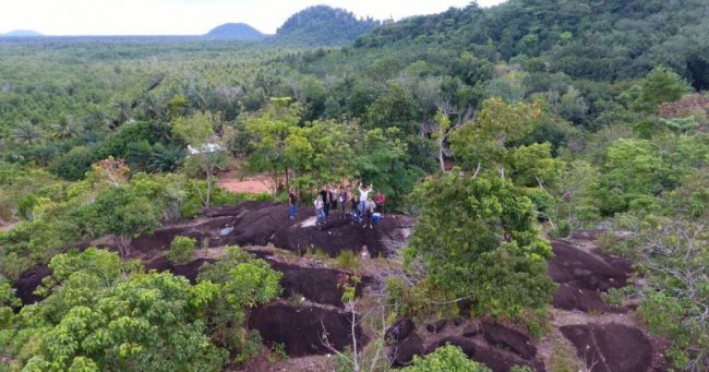 Alam Batu Gajah Kubu Raya via Pesonawisataindonesia, 1. Situs Kerajaan Kubu, 2. Gunung Ambawang, 3. Dermaga Batu Ampar, 4. Sungai Kapuas Rasau Jaya, 5. Alam Batu Gajah Kubu Raya, 6. Air Terjun Bidang Bahar, 7. Sungai Kakap, 8. Batu Masjid, 9. Pulau Randayan, 10. Taman Fantasi, 11. Desa Jawa Tengah, 12. Batu/Bukit Wangkang, 13. Waterpark Paradis Q, 14. Wisata Hutan Albasia, 15. Kelenteng Timbul, 16. Taman Agrowisata Rekadena, 17. Taman Fantasia, 18. Pantai Tengkuyung, 19. Tugu Ali Anyang, 20. Hutan Mangrove Batu Ampar, 21. Air Terjun Teluk Pakedai, 22. Rajati Flower Garden, 23. Wisata Balek Kampong, 24. Wisata Danau Ho’Ce
