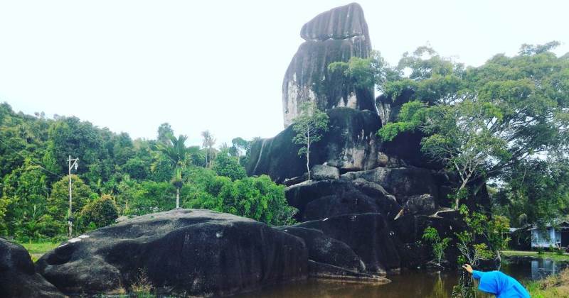 Batu Masjid, 1. Situs Kerajaan Kubu, 2. Gunung Ambawang, 3. Dermaga Batu Ampar, 4. Sungai Kapuas Rasau Jaya, 5. Alam Batu Gajah Kubu Raya, 6. Air Terjun Bidang Bahar, 7. Sungai Kakap, 8. Batu Masjid, 9. Pulau Randayan, 10. Taman Fantasi, 11. Desa Jawa Tengah, 12. Batu/Bukit Wangkang, 13. Waterpark Paradis Q, 14. Wisata Hutan Albasia, 15. Kelenteng Timbul, 16. Taman Agrowisata Rekadena, 17. Taman Fantasia, 18. Pantai Tengkuyung, 19. Tugu Ali Anyang, 20. Hutan Mangrove Batu Ampar, 21. Air Terjun Teluk Pakedai, 22. Rajati Flower Garden, 23. Wisata Balek Kampong, 24. Wisata Danau Ho’Ce
