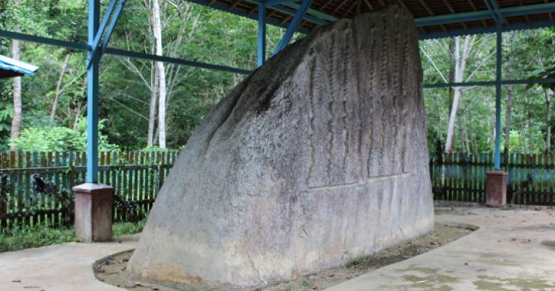 Batu Bertulis via Sekadaukabgoid, 1. Air Terjun Tengai, 2. Air Terjun Sosah Kain, 3. Air Terjun Sirin Punti, 4. Air Terjun Jungkong, 5. Air Terjun Pelaboh Bindang, 6. Air Terjun Hulu Katap, 7. Air Terjun Sungai Bayan, 8. Batu Jato, 9. Riam Segiam, 10. Air Terjun Menyumbung, 11. Makam Tertua Di Bumi Cidayo, 12. Air Terjun Nokan Cicak, 13. Batu Tinggi, 14. Air Terjun Semirah Putih, 15. Batu Bertulis, 16. Goa Lawang Kuari, 17. Air Terjun Gurung Sumpit, 18. Danau Simpi, 19. Bukit Burus Nanga Taman, 20. Air Terjun Nokan Nayan, 21. Rumah Panjang Sungai Antu, 22. Danau Engkaluk, 23. Makam Bukong, 24. Bukit Rentap, 25. Wisata Air Terjun Bukit Rentap, 26. Makam Raja Aji Melayu, 27. Rumah Tengkorak Manusia, 28. Batu Lingga Yoni Dara Muning, 29. Air Terjun Semirah Merambang, 30. Bukit Burang
