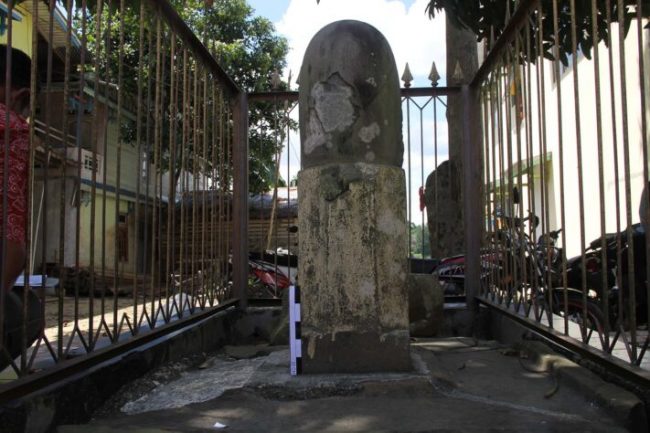 Batu Lingga Yoni via Kebudayaangoid, 1. Air Terjun Lepung Iring, 2. Taman Nasional Bukit Baka, 3. Hutan Wisata Baning, 4. Museum Kapuas Raya, 5. Istana Al Mukarramah, 6. Nohkan Tolangit, 7. Danau Jemelak, 8. Panorama Kedah Tempunak, 9. Rumah Betang Ensaid Panjang, 10. Wisata Gunung Kelam, 11. Danau Gucci, 12. Air Terjun Nokan Nayan, 13. Wisata Rohani Bukit Kelam, 14. Galeri Motor Bandong, 15. Wisata Sawah Adau Kelam, 16. Masjid Jami Sultan Nata, 17. Museum Dara Juanti, 18. Makam Aji Melayu Sepauk atau Makam pangeran Kuning, 19. Situs Sejarah Batu Dara Muning, 20. Batu Lingga Yoni dan Batu Nandi, 21. Gereja Katedral Sintang, 22. Tugu Pancasila Kota Sintang, 23. Taman Alun – alun Kapuas, 24. Serantung Water Park, 25. Rumah Kapal, 26. Tugu Bank Indonesia