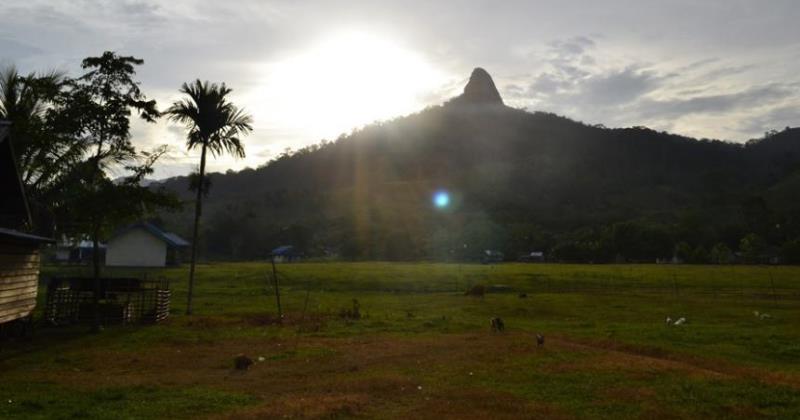 Bukit Batu Menangis, 1. Air Terjun Entoba, 2. Sungai Desa Nyanggai, 3. Air Terjun Gurung Melawi, 4. Pemandian KM 10, 5. Danau Lobur, 6. Jembatan Gantung Desa Nanga Menunuk, 7. Sungai Belaban, 8. Air Terjun Nibung, 9. Sungai Pinoh, 10. Embung Bemban, 11. Danau Biru Melawi, 12. Air Terjun Sahai Penahan, 13. Taman Nasional Bukit Raya Bukit Baka, 14. Riam Sengiang, 15. Batu Licin, 16. Sungai Melaw, 17. Bukit Matok, 18. Tugu Republik Indonesia Serikat, 19. Bukit Lintang, 20. Tugu Juang, 21. Air Terjun Sahai Apat, 22. Bukit Saran, 23. Sungai Desa Tiong Keranjik, 24. Padang Rumput Desa Sidomulyo, 25. Air Terjun Sahai Sawit, 26. Air Terjun Sahai Pelangkah, 27. Air Terjun Desa Ella Hulu, 28. Kolam Stadion Olahraga, 29. Yayasan Mawar, 30. Bukit Desa Nanga Siyai, 31. Bukit Desa Domet Permai, 32. Bukit Batu Menangis, 33. Air Terjun Kumpang Arang, 34. Gunung Kelam, 35. Air Terjun Siling Lubang Kuter, 36. Sungai Kayan