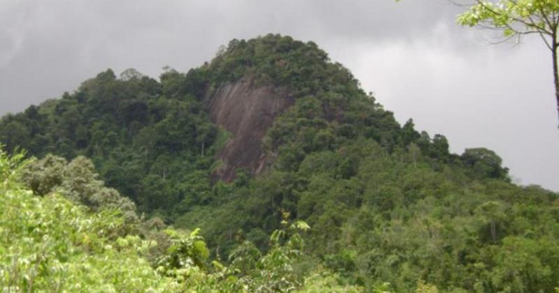 Bukit Batu Pakumbang, 1. Air Terjun Rombo Katio, 2. Air Terjun Melanggar, 3. Goa Tangandu, 4. Air Terjun Riam Dait, 5. Air Terjun Terinting, 6. Air Terjun Selanei, 7. Air Terjun Engkanan, 8. Air Terjun Riam Bedawan, 9. Air Terjun Riam Solakng, 10. Air Terjun Angkabang, 11. Makam Raja Landak, 12. Air Terjun Sahai Sebelas, 13. Bukit Terinting, 14. Air Terjun Tikalong, 15. Bukit Batu Pakumbang, 16. Riam Angan Tembawang, 17. Air Terjun Banangar, 18. Makam Juang Mandor, 19. Keraton Ismahayana, 20. Masjid Djami, 21. Air Terjun Rombo Pangaak, 22. Air Terjun Riam Jambu, 23. Goa Sanyan, 24. Rumah Betang Saham, 25. Wisata Gunung Seha, 26. Bukit Laur, 27. Bukit Batu Pakumbang, 28. Wisata Air Terjun Setagung, 29. Rombo Terintik, 30. Rombo Semabak, 31. Riam Bedawan, 32. Air Terjun Ringin, 33. Air Terjun Ampar Jawa