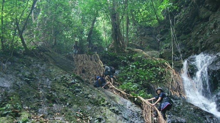 Bukit Bengkawan via Tribunnews, 1. Air Terjun Saka Dua, 2. Air Terjun Pancur Aji, 3. Air Terjun Riam Macan, 4. Air Terjun Riam Asam Telogah, 5. Riam Baper Zone, 6. Air Terjun Kujato, 7. Bukit Bellew, 8. Gunung Tiong Kandang, 9. Air Terjun Kajang, 10. Bukit Bengkawan, 11. Bukit Bakmunt, 12. Air Terjun Gurong Maloh, 13. Air Terjun Siling Embangai, 14. Wisata Air Terjun Entugun, 15. Kampung Wisata Sentana, 16. Jembatan Gantung Sekayam, 17. Air Terjun Nosok, 18. Hutan Belian Pulo Mas, 19. Air Terjun Jitok, 20. Keraton Surya Negara, 21. Batu Garam, 22. Masjid Agung Al Muawanah, 23. Hutan Kota Sabang Merah, 24. Danau Lait, 25. Air Terjun Gunung Naning, 26. Padong Buaya, 27. Bukit Boruh, 28. Rumah Panjang, 29. Sipatn Lotup, 30. Air Terjun Sirin Punti, 31. Wisata Goa Thang Raya, 32. My Dream Sanggau, 33. Batu Posok, 34. Kampung Santana, 35. Riam Kuta