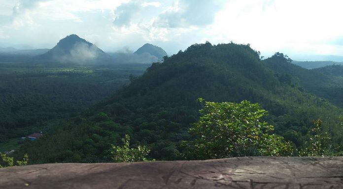 Bukit Matok, 1. Air Terjun Entoba, 2. Sungai Desa Nyanggai, 3. Air Terjun Gurung Melawi, 4. Pemandian KM 10, 5. Danau Lobur, 6. Jembatan Gantung Desa Nanga Menunuk, 7. Sungai Belaban, 8. Air Terjun Nibung, 9. Sungai Pinoh, 10. Embung Bemban, 11. Danau Biru Melawi, 12. Air Terjun Sahai Penahan, 13. Taman Nasional Bukit Raya Bukit Baka, 14. Riam Sengiang, 15. Batu Licin, 16. Sungai Melaw, 17. Bukit Matok, 18. Tugu Republik Indonesia Serikat, 19. Bukit Lintang, 20. Tugu Juang, 21. Air Terjun Sahai Apat, 22. Bukit Saran, 23. Sungai Desa Tiong Keranjik, 24. Padang Rumput Desa Sidomulyo, 25. Air Terjun Sahai Sawit, 26. Air Terjun Sahai Pelangkah, 27. Air Terjun Desa Ella Hulu, 28. Kolam Stadion Olahraga, 29. Yayasan Mawar, 30. Bukit Desa Nanga Siyai, 31. Bukit Desa Domet Permai, 32. Bukit Batu Menangis, 33. Air Terjun Kumpang Arang, 34. Gunung Kelam, 35. Air Terjun Siling Lubang Kuter, 36. Sungai Kayan