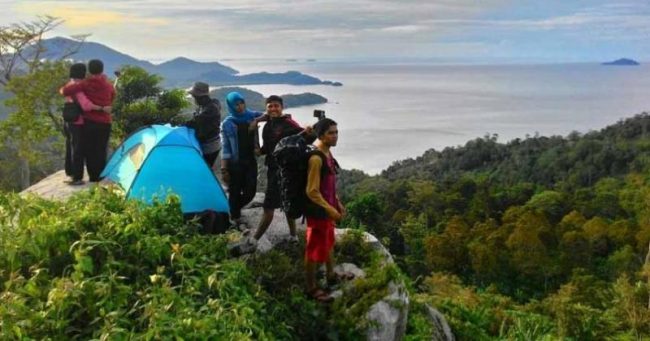 Bukit Mendale, 1. Pantai Pasir Mayang, 2. Bukit Begentar, 3. Bukit Mendale, 4. Taman Wisata Mangrove Sukadana, 5. Pulau Maya Karimata, 6. Pulau Kepayang, 7. Pantai Tambak Rawang, 8. Bukit Bulan, 9. Pulau Serutu, 10. Makam Gusti Panji, 11. Pulau Pelapis, 12. Kepulauan Karimata, 13. Pantai Batu Teritip, 14. Mesjid Oesman Al Khair, 15. Batu Cap, 16. Makam Raja Tengku Akil, 17. Sungai Betok, 18. Taman Nasional Gunung Palung, 19. Pantai Pulau Datok, 20. Air Pauh, 21. Air Terjun Bidadari, 22. Gunung Cabang, 23. Pantai Tanjuru, 24. Air Terjun Lubuk Baji, 25. Air Terjun Batu Pahat