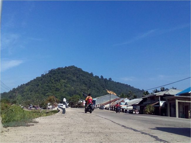 Bukit Peniraman via Daengpajoka, 1. Taman Mempawah, 2. Pantai Jungkat, 3. Mempawah Mangrove Park, 4. Sebukit Rama, 5. Wisata Nusantara, 6. Bukit Seliung, 7. Sungai Mempawah, 8. Pantai Paku Pulau Temajo, 9. Makam Habib Husein Al Qadri, 10. Pantai Ancol Penibung, 11. Wisata Air Terjun Sambora, 12. Polaria Tanjung Pagar, 13. Goa Alam Santok, 14. Istana Amantubillah, 15. Pantai Kijing, 16. Danau Hijau, 17. Bukit Peniraman, 18. Wisata Pemandian Di Kaki Bukit Anjongan, 19. Bukit Wangkang, 20. Makam Opu Daeng Manambon, 21. Pantai Tanjung Burung