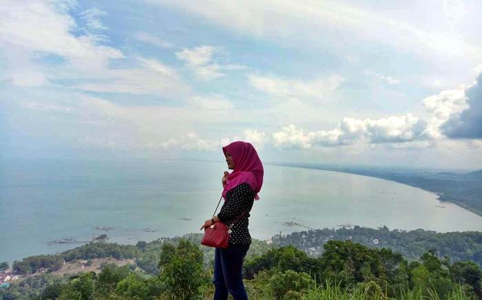 Bukit Rindu Alam via IG @anita.rosadi, 1. Pantai Kijing, 2. Tugu Khatulistiwa, 3. Museum Negeri Sejarah Budaya Khas, 4. Keraton Kadriah, 5. Rumah Bentang Radakng, 6. Masjid Jami’ Pontianak, 7. Kampung Wisata Kuantan, 8. Pantai Pasir Panjang, 9. Aloe Vera Center, 10. Paradise-Q Waterpark, 11. Taman Bukit Bougenville, 12. Makam Kesultanan Batulayang, 13. Taman Nasional Gunung Palung, 14. Lemukutan Island, 15. Pelabuhan Seng Hie, 16. Bukit Penjamur Bengkayang, 17. Hutan Kota Untan, 18. Taman Alun – Alun Kapuas, 19. Air Terjun Riam Merasap, 20. Kampung Beting, 21. Danau Biru Singkawang, 22. Pulau Randayan, 23. Pulau Temajuk, 24. Jembatan Kapuas, 25. Pantai Kura – Kura, 26. Pantai Batu Burung, 27. Pantai Sedau, 28. Sinka Island Park, 29. Danau Tadow Indah, 30. Air Terjun Eria, 31. Wisata Air Terjun Sibohe, 32. Cagar Alam Raya Pasi, 33. Bukit Rindu Alam, 34. Taman Gayung Bersambut, 35. Taman Cinta Pajintan, 36. Taman Batu Belimbing, 37. Tugu Digulis atau Tugu Bambu Runcing Pontianak, 38. Vihara Bodhisatva Karaniya Metta, 39. Kapuas River Cruise, 40. Masjid Raya Mujahidin, 41. Waterboom Gunung Poteng
