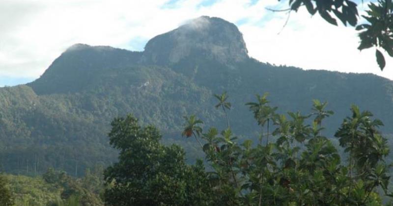 Bukit Saran, 1. Air Terjun Entoba, 2. Sungai Desa Nyanggai, 3. Air Terjun Gurung Melawi, 4. Pemandian KM 10, 5. Danau Lobur, 6. Jembatan Gantung Desa Nanga Menunuk, 7. Sungai Belaban, 8. Air Terjun Nibung, 9. Sungai Pinoh, 10. Embung Bemban, 11. Danau Biru Melawi, 12. Air Terjun Sahai Penahan, 13. Taman Nasional Bukit Raya Bukit Baka, 14. Riam Sengiang, 15. Batu Licin, 16. Sungai Melaw, 17. Bukit Matok, 18. Tugu Republik Indonesia Serikat, 19. Bukit Lintang, 20. Tugu Juang, 21. Air Terjun Sahai Apat, 22. Bukit Saran, 23. Sungai Desa Tiong Keranjik, 24. Padang Rumput Desa Sidomulyo, 25. Air Terjun Sahai Sawit, 26. Air Terjun Sahai Pelangkah, 27. Air Terjun Desa Ella Hulu, 28. Kolam Stadion Olahraga, 29. Yayasan Mawar, 30. Bukit Desa Nanga Siyai, 31. Bukit Desa Domet Permai, 32. Bukit Batu Menangis, 33. Air Terjun Kumpang Arang, 34. Gunung Kelam, 35. Air Terjun Siling Lubang Kuter, 36. Sungai Kayan
