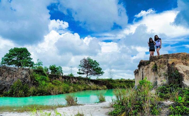 Danau Biru Singkawang via IG @felinda_phie, 1. Pantai Kijing, 2. Tugu Khatulistiwa, 3. Museum Negeri Sejarah Budaya Khas, 4. Keraton Kadriah, 5. Rumah Bentang Radakng, 6. Masjid Jami’ Pontianak, 7. Kampung Wisata Kuantan, 8. Pantai Pasir Panjang, 9. Aloe Vera Center, 10. Paradise-Q Waterpark, 11. Taman Bukit Bougenville, 12. Makam Kesultanan Batulayang, 13. Taman Nasional Gunung Palung, 14. Lemukutan Island, 15. Pelabuhan Seng Hie, 16. Bukit Penjamur Bengkayang, 17. Hutan Kota Untan, 18. Taman Alun – Alun Kapuas, 19. Air Terjun Riam Merasap, 20. Kampung Beting, 21. Danau Biru Singkawang, 22. Pulau Randayan, 23. Pulau Temajuk, 24. Jembatan Kapuas, 25. Pantai Kura – Kura, 26. Pantai Batu Burung, 27. Pantai Sedau, 28. Sinka Island Park, 29. Danau Tadow Indah, 30. Air Terjun Eria, 31. Wisata Air Terjun Sibohe, 32. Cagar Alam Raya Pasi, 33. Bukit Rindu Alam, 34. Taman Gayung Bersambut, 35. Taman Cinta Pajintan, 36. Taman Batu Belimbing, 37. Tugu Digulis atau Tugu Bambu Runcing Pontianak, 38. Vihara Bodhisatva Karaniya Metta, 39. Kapuas River Cruise, 40. Masjid Raya Mujahidin, 41. Waterboom Gunung Poteng