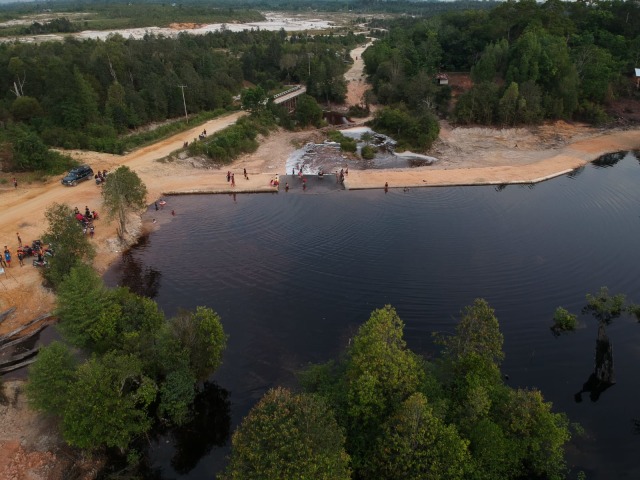 Danau Gucci via Kumparan, 1. Air Terjun Lepung Iring, 2. Taman Nasional Bukit Baka, 3. Hutan Wisata Baning, 4. Museum Kapuas Raya, 5. Istana Al Mukarramah, 6. Nohkan Tolangit, 7. Danau Jemelak, 8. Panorama Kedah Tempunak, 9. Rumah Betang Ensaid Panjang, 10. Wisata Gunung Kelam, 11. Danau Gucci, 12. Air Terjun Nokan Nayan, 13. Wisata Rohani Bukit Kelam, 14. Galeri Motor Bandong, 15. Wisata Sawah Adau Kelam, 16. Masjid Jami Sultan Nata, 17. Museum Dara Juanti, 18. Makam Aji Melayu Sepauk atau Makam pangeran Kuning, 19. Situs Sejarah Batu Dara Muning, 20. Batu Lingga Yoni dan Batu Nandi, 21. Gereja Katedral Sintang, 22. Tugu Pancasila Kota Sintang, 23. Taman Alun – alun Kapuas, 24. Serantung Water Park, 25. Rumah Kapal, 26. Tugu Bank Indonesia