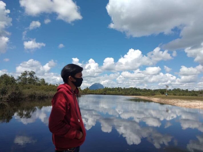 Danau Jemelak via IG @alwandikurniawan, 1. Air Terjun Lepung Iring, 2. Taman Nasional Bukit Baka, 3. Hutan Wisata Baning, 4. Museum Kapuas Raya, 5. Istana Al Mukarramah, 6. Nohkan Tolangit, 7. Danau Jemelak, 8. Panorama Kedah Tempunak, 9. Rumah Betang Ensaid Panjang, 10. Wisata Gunung Kelam, 11. Danau Gucci, 12. Air Terjun Nokan Nayan, 13. Wisata Rohani Bukit Kelam, 14. Galeri Motor Bandong, 15. Wisata Sawah Adau Kelam, 16. Masjid Jami Sultan Nata, 17. Museum Dara Juanti, 18. Makam Aji Melayu Sepauk atau Makam pangeran Kuning, 19. Situs Sejarah Batu Dara Muning, 20. Batu Lingga Yoni dan Batu Nandi, 21. Gereja Katedral Sintang, 22. Tugu Pancasila Kota Sintang, 23. Taman Alun – alun Kapuas, 24. Serantung Water Park, 25. Rumah Kapal, 26. Tugu Bank Indonesia