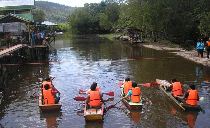 Danau Tadow Indah via Pesonasingkawang, 1. Pantai Kijing, 2. Tugu Khatulistiwa, 3. Museum Negeri Sejarah Budaya Khas, 4. Keraton Kadriah, 5. Rumah Bentang Radakng, 6. Masjid Jami’ Pontianak, 7. Kampung Wisata Kuantan, 8. Pantai Pasir Panjang, 9. Aloe Vera Center, 10. Paradise-Q Waterpark, 11. Taman Bukit Bougenville, 12. Makam Kesultanan Batulayang, 13. Taman Nasional Gunung Palung, 14. Lemukutan Island, 15. Pelabuhan Seng Hie, 16. Bukit Penjamur Bengkayang, 17. Hutan Kota Untan, 18. Taman Alun – Alun Kapuas, 19. Air Terjun Riam Merasap, 20. Kampung Beting, 21. Danau Biru Singkawang, 22. Pulau Randayan, 23. Pulau Temajuk, 24. Jembatan Kapuas, 25. Pantai Kura – Kura, 26. Pantai Batu Burung, 27. Pantai Sedau, 28. Sinka Island Park, 29. Danau Tadow Indah, 30. Air Terjun Eria, 31. Wisata Air Terjun Sibohe, 32. Cagar Alam Raya Pasi, 33. Bukit Rindu Alam, 34. Taman Gayung Bersambut, 35. Taman Cinta Pajintan, 36. Taman Batu Belimbing, 37. Tugu Digulis atau Tugu Bambu Runcing Pontianak, 38. Vihara Bodhisatva Karaniya Metta, 39. Kapuas River Cruise, 40. Masjid Raya Mujahidin, 41. Waterboom Gunung Poteng