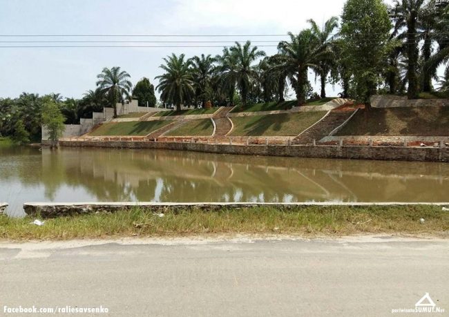Danau Teratai Tinggi Raja, 1. Masjid Agung Ahmad Bakrie Kisaran, 2. Air Terjun Ponot, 3. Alun – alun Rambate Raya Kisaran, 4. Taman Hutan Kota Kisaran, 5. Air Terjun Turbo (Turunan Bolon), 6. Paccur Napitu, 7. Air Terjun Jambuara Indah, 8. Arung Jeram Sungai Asahan, 9. Ragil Waterboom Kisaran, 10. Wisata Alam Goa Simanik – Manik, 11. Wisata Air Terjun Simanik – Manik, 12. Pantai Simallo, 13. Bendungan Sigura – Gura, 14. Jembatan Gantung Bedeng, 15. Jembatan Air Hitam, 16. Air Terjun Sampuran Harimau, 17. Danau Teratai Tinggi Raja, 18. Air Terjun Unong Sisapa, 19. Air Terjun Simonang Monang, 20. Air Terjun Boru Silalahi, 21. Wisata Kelapa Gading, 22. Air Terjun Alam Tani, 23. Puncak Galau, 24. Pelabuhan Bagan, 25. Museum Asahan