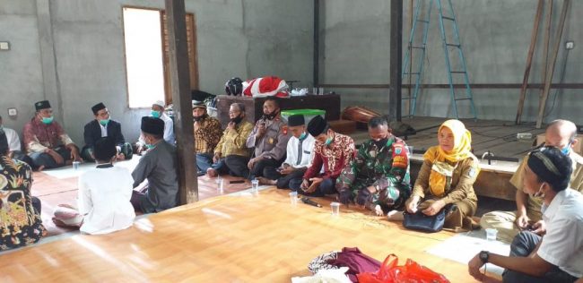 Desa Jawa Tengah, 1. Situs Kerajaan Kubu, 2. Gunung Ambawang, 3. Dermaga Batu Ampar, 4. Sungai Kapuas Rasau Jaya, 5. Alam Batu Gajah Kubu Raya, 6. Air Terjun Bidang Bahar, 7. Sungai Kakap, 8. Batu Masjid, 9. Pulau Randayan, 10. Taman Fantasi, 11. Desa Jawa Tengah, 12. Batu/Bukit Wangkang, 13. Waterpark Paradis Q, 14. Wisata Hutan Albasia, 15. Kelenteng Timbul, 16. Taman Agrowisata Rekadena, 17. Taman Fantasia, 18. Pantai Tengkuyung, 19. Tugu Ali Anyang, 20. Hutan Mangrove Batu Ampar, 21. Air Terjun Teluk Pakedai, 22. Rajati Flower Garden, 23. Wisata Balek Kampong, 24. Wisata Danau Ho’Ce