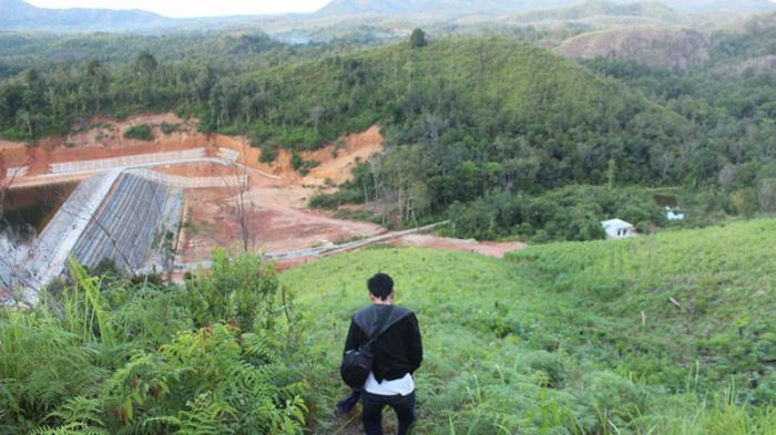 Embung Bemban via Tribun Pontianak, 1. Air Terjun Entoba, 2. Sungai Desa Nyanggai, 3. Air Terjun Gurung Melawi, 4. Pemandian KM 10, 5. Danau Lobur, 6. Jembatan Gantung Desa Nanga Menunuk, 7. Sungai Belaban, 8. Air Terjun Nibung, 9. Sungai Pinoh, 10. Embung Bemban, 11. Danau Biru Melawi, 12. Air Terjun Sahai Penahan, 13. Taman Nasional Bukit Raya Bukit Baka, 14. Riam Sengiang, 15. Batu Licin, 16. Sungai Melaw, 17. Bukit Matok, 18. Tugu Republik Indonesia Serikat, 19. Bukit Lintang, 20. Tugu Juang, 21. Air Terjun Sahai Apat, 22. Bukit Saran, 23. Sungai Desa Tiong Keranjik, 24. Padang Rumput Desa Sidomulyo, 25. Air Terjun Sahai Sawit, 26. Air Terjun Sahai Pelangkah, 27. Air Terjun Desa Ella Hulu, 28. Kolam Stadion Olahraga, 29. Yayasan Mawar, 30. Bukit Desa Nanga Siyai, 31. Bukit Desa Domet Permai, 32. Bukit Batu Menangis, 33. Air Terjun Kumpang Arang, 34. Gunung Kelam, 35. Air Terjun Siling Lubang Kuter, 36. Sungai Kayan