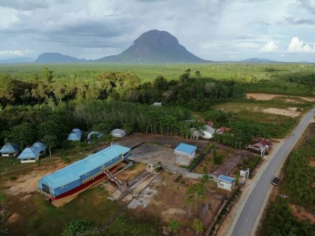 Galeri Motor Bandong via IG @markuriuskrismade, 1. Air Terjun Lepung Iring, 2. Taman Nasional Bukit Baka, 3. Hutan Wisata Baning, 4. Museum Kapuas Raya, 5. Istana Al Mukarramah, 6. Nohkan Tolangit, 7. Danau Jemelak, 8. Panorama Kedah Tempunak, 9. Rumah Betang Ensaid Panjang, 10. Wisata Gunung Kelam, 11. Danau Gucci, 12. Air Terjun Nokan Nayan, 13. Wisata Rohani Bukit Kelam, 14. Galeri Motor Bandong, 15. Wisata Sawah Adau Kelam, 16. Masjid Jami Sultan Nata, 17. Museum Dara Juanti, 18. Makam Aji Melayu Sepauk atau Makam pangeran Kuning, 19. Situs Sejarah Batu Dara Muning, 20. Batu Lingga Yoni dan Batu Nandi, 21. Gereja Katedral Sintang, 22. Tugu Pancasila Kota Sintang, 23. Taman Alun – alun Kapuas, 24. Serantung Water Park, 25. Rumah Kapal, 26. Tugu Bank Indonesia