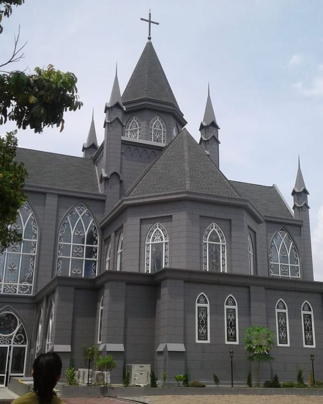 Gereja Katedral Sintang via IG @haramaharani07, 1. Air Terjun Lepung Iring, 2. Taman Nasional Bukit Baka, 3. Hutan Wisata Baning, 4. Museum Kapuas Raya, 5. Istana Al Mukarramah, 6. Nohkan Tolangit, 7. Danau Jemelak, 8. Panorama Kedah Tempunak, 9. Rumah Betang Ensaid Panjang, 10. Wisata Gunung Kelam, 11. Danau Gucci, 12. Air Terjun Nokan Nayan, 13. Wisata Rohani Bukit Kelam, 14. Galeri Motor Bandong, 15. Wisata Sawah Adau Kelam, 16. Masjid Jami Sultan Nata, 17. Museum Dara Juanti, 18. Makam Aji Melayu Sepauk atau Makam pangeran Kuning, 19. Situs Sejarah Batu Dara Muning, 20. Batu Lingga Yoni dan Batu Nandi, 21. Gereja Katedral Sintang, 22. Tugu Pancasila Kota Sintang, 23. Taman Alun – alun Kapuas, 24. Serantung Water Park, 25. Rumah Kapal, 26. Tugu Bank Indonesia