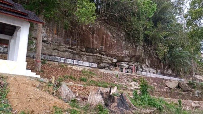 Goa Lawang Kuari via Tribunnews, 1. Air Terjun Tengai, 2. Air Terjun Sosah Kain, 3. Air Terjun Sirin Punti, 4. Air Terjun Jungkong, 5. Air Terjun Pelaboh Bindang, 6. Air Terjun Hulu Katap, 7. Air Terjun Sungai Bayan, 8. Batu Jato, 9. Riam Segiam, 10. Air Terjun Menyumbung, 11. Makam Tertua Di Bumi Cidayo, 12. Air Terjun Nokan Cicak, 13. Batu Tinggi, 14. Air Terjun Semirah Putih, 15. Batu Bertulis, 16. Goa Lawang Kuari, 17. Air Terjun Gurung Sumpit, 18. Danau Simpi, 19. Bukit Burus Nanga Taman, 20. Air Terjun Nokan Nayan, 21. Rumah Panjang Sungai Antu, 22. Danau Engkaluk, 23. Makam Bukong, 24. Bukit Rentap, 25. Wisata Air Terjun Bukit Rentap, 26. Makam Raja Aji Melayu, 27. Rumah Tengkorak Manusia, 28. Batu Lingga Yoni Dara Muning, 29. Air Terjun Semirah Merambang, 30. Bukit Burang