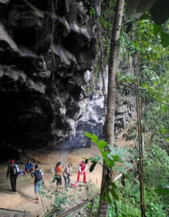 Goa Sanyan, 1. Air Terjun Rombo Katio, 2. Air Terjun Melanggar, 3. Goa Tangandu, 4. Air Terjun Riam Dait, 5. Air Terjun Terinting, 6. Air Terjun Selanei, 7. Air Terjun Engkanan, 8. Air Terjun Riam Bedawan, 9. Air Terjun Riam Solakng, 10. Air Terjun Angkabang, 11. Makam Raja Landak, 12. Air Terjun Sahai Sebelas, 13. Bukit Terinting, 14. Air Terjun Tikalong, 15. Bukit Batu Pakumbang, 16. Riam Angan Tembawang, 17. Air Terjun Banangar, 18. Makam Juang Mandor, 19. Keraton Ismahayana, 20. Masjid Djami, 21. Air Terjun Rombo Pangaak, 22. Air Terjun Riam Jambu, 23. Goa Sanyan, 24. Rumah Betang Saham, 25. Wisata Gunung Seha, 26. Bukit Laur, 27. Bukit Batu Pakumbang, 28. Wisata Air Terjun Setagung, 29. Rombo Terintik, 30. Rombo Semabak, 31. Riam Bedawan, 32. Air Terjun Ringin, 33. Air Terjun Ampar Jawa