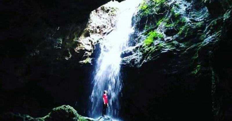 Goa Tangandu, 1. Air Terjun Rombo Katio, 2. Air Terjun Melanggar, 3. Goa Tangandu, 4. Air Terjun Riam Dait, 5. Air Terjun Terinting, 6. Air Terjun Selanei, 7. Air Terjun Engkanan, 8. Air Terjun Riam Bedawan, 9. Air Terjun Riam Solakng, 10. Air Terjun Angkabang, 11. Makam Raja Landak, 12. Air Terjun Sahai Sebelas, 13. Bukit Terinting, 14. Air Terjun Tikalong, 15. Bukit Batu Pakumbang, 16. Riam Angan Tembawang, 17. Air Terjun Banangar, 18. Makam Juang Mandor, 19. Keraton Ismahayana, 20. Masjid Djami, 21. Air Terjun Rombo Pangaak, 22. Air Terjun Riam Jambu, 23. Goa Sanyan, 24. Rumah Betang Saham, 25. Wisata Gunung Seha, 26. Bukit Laur, 27. Bukit Batu Pakumbang, 28. Wisata Air Terjun Setagung, 29. Rombo Terintik, 30. Rombo Semabak, 31. Riam Bedawan, 32. Air Terjun Ringin, 33. Air Terjun Ampar Jawa