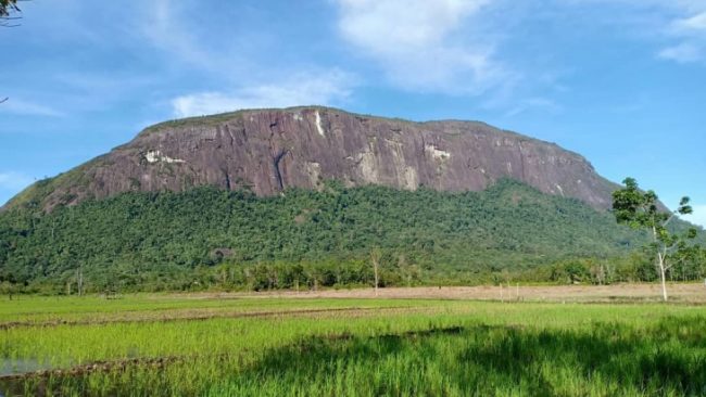 Gunung Kelam, 1. Air Terjun Entoba, 2. Sungai Desa Nyanggai, 3. Air Terjun Gurung Melawi, 4. Pemandian KM 10, 5. Danau Lobur, 6. Jembatan Gantung Desa Nanga Menunuk, 7. Sungai Belaban, 8. Air Terjun Nibung, 9. Sungai Pinoh, 10. Embung Bemban, 11. Danau Biru Melawi, 12. Air Terjun Sahai Penahan, 13. Taman Nasional Bukit Raya Bukit Baka, 14. Riam Sengiang, 15. Batu Licin, 16. Sungai Melaw, 17. Bukit Matok, 18. Tugu Republik Indonesia Serikat, 19. Bukit Lintang, 20. Tugu Juang, 21. Air Terjun Sahai Apat, 22. Bukit Saran, 23. Sungai Desa Tiong Keranjik, 24. Padang Rumput Desa Sidomulyo, 25. Air Terjun Sahai Sawit, 26. Air Terjun Sahai Pelangkah, 27. Air Terjun Desa Ella Hulu, 28. Kolam Stadion Olahraga, 29. Yayasan Mawar, 30. Bukit Desa Nanga Siyai, 31. Bukit Desa Domet Permai, 32. Bukit Batu Menangis, 33. Air Terjun Kumpang Arang, 34. Gunung Kelam, 35. Air Terjun Siling Lubang Kuter, 36. Sungai Kayan