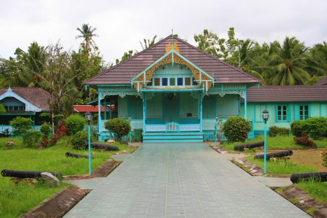 Istana Amantubillah via Indonesia Kaya, 1. Taman Mempawah, 2. Pantai Jungkat, 3. Mempawah Mangrove Park, 4. Sebukit Rama, 5. Wisata Nusantara, 6. Bukit Seliung, 7. Sungai Mempawah, 8. Pantai Paku Pulau Temajo, 9. Makam Habib Husein Al Qadri, 10. Pantai Ancol Penibung, 11. Wisata Air Terjun Sambora, 12. Polaria Tanjung Pagar, 13. Goa Alam Santok, 14. Istana Amantubillah, 15. Pantai Kijing, 16. Danau Hijau, 17. Bukit Peniraman, 18. Wisata Pemandian Di Kaki Bukit Anjongan, 19. Bukit Wangkang, 20. Makam Opu Daeng Manambon, 21. Pantai Tanjung Burung