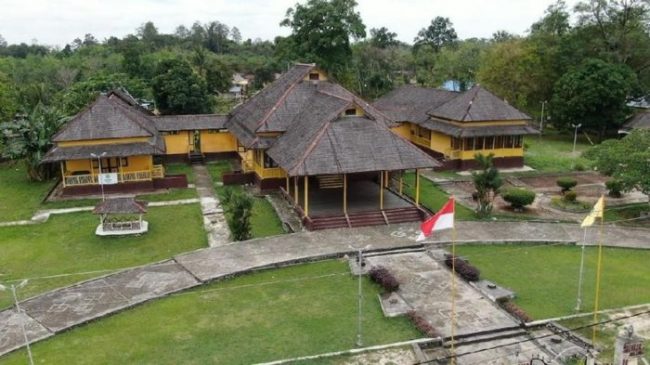 Istana Al Mukarramah via Detik, 1. Air Terjun Lepung Iring, 2. Taman Nasional Bukit Baka, 3. Hutan Wisata Baning, 4. Museum Kapuas Raya, 5. Istana Al Mukarramah, 6. Nohkan Tolangit, 7. Danau Jemelak, 8. Panorama Kedah Tempunak, 9. Rumah Betang Ensaid Panjang, 10. Wisata Gunung Kelam, 11. Danau Gucci, 12. Air Terjun Nokan Nayan, 13. Wisata Rohani Bukit Kelam, 14. Galeri Motor Bandong, 15. Wisata Sawah Adau Kelam, 16. Masjid Jami Sultan Nata, 17. Museum Dara Juanti, 18. Makam Aji Melayu Sepauk atau Makam pangeran Kuning, 19. Situs Sejarah Batu Dara Muning, 20. Batu Lingga Yoni dan Batu Nandi, 21. Gereja Katedral Sintang, 22. Tugu Pancasila Kota Sintang, 23. Taman Alun – alun Kapuas, 24. Serantung Water Park, 25. Rumah Kapal, 26. Tugu Bank Indonesia