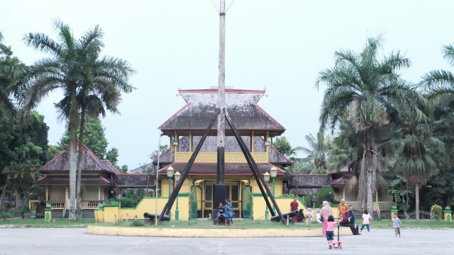 Istana Alwatzikhoebilah Foto Hi Pontianak, 1. Pulau Selimpai, 2. Tugu Terigas Sambas, 3. Pantai Temajuk, 4. Pantai Kalang Bahu, 5. Makam Keramat Bantilan, 6. Monument Ketupat Berdarah, 7. Pantai Camar Wulan, 8. Pantai Bukit Raya Putri Serai, 9. Pantai Tanjung Batu, 10. Pantai Mauludin, 11. Tanjung Dato, 12. Sungai Sambas, 13. Pantai Tanjung Bendera, 14. Pantai Dungun Laut, 15. Taman Wisata Alam Gunung Asuansang, 16. Masjid Jami’ Keraton Sambas, 17. Jembatan Sambas, 18. Danau Sebedang, 19. Pantai Kampak Indah, 20. Pantai Putri Serayi, 21. Kebun Raya Sambas, 22. Pantai Selimpai, 23. Pantai Tanjung Kemuning, 24. Pantai Tanjung Datu, 25. Keraton Sambas, 26. Pantai Mutusan, 27. Pantai Sinam, 28. Vihara Bumi Raya Pemangkat, 29. Museum Negeri Perjuangan, 30. Taman Wisata Alam Gunung Melintang, 31. Air Terjun Berasap, 32. Pantai Polaria, 33. Air Terjun Riam Canggat, 34. Istana Alwatzikoebillah, 35. Gereja Katolik Kristus Raja Paroki Sambas, 36. Taman Wisata Alam Tanjung Belimbing, 37. Pantai Arum Medang, 38. Taman LUNGGI Sambas, 39. Danau Biru Selakau Timur, 40. Pantai Batu Nenek, 41. Air Terjun Riam Merasap, 42. Bukit Liteng, 43. Pos Lintas Batas Negara Aruk, 44. Goa Alam Santok