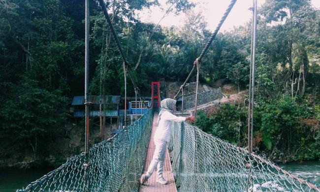 Jembatan Gantung Bedeng via Portal Wisata, 1. Masjid Agung Ahmad Bakrie Kisaran, 2. Air Terjun Ponot, 3. Alun – alun Rambate Raya Kisaran, 4. Taman Hutan Kota Kisaran, 5. Air Terjun Turbo (Turunan Bolon), 6. Paccur Napitu, 7. Air Terjun Jambuara Indah, 8. Arung Jeram Sungai Asahan, 9. Ragil Waterboom Kisaran, 10. Wisata Alam Goa Simanik – Manik, 11. Wisata Air Terjun Simanik – Manik, 12. Pantai Simallo, 13. Bendungan Sigura – Gura, 14. Jembatan Gantung Bedeng, 15. Jembatan Air Hitam, 16. Air Terjun Sampuran Harimau, 17. Danau Teratai Tinggi Raja, 18. Air Terjun Unong Sisapa, 19. Air Terjun Simonang Monang, 20. Air Terjun Boru Silalahi, 21. Wisata Kelapa Gading, 22. Air Terjun Alam Tani, 23. Puncak Galau, 24. Pelabuhan Bagan, 25. Museum Asahan