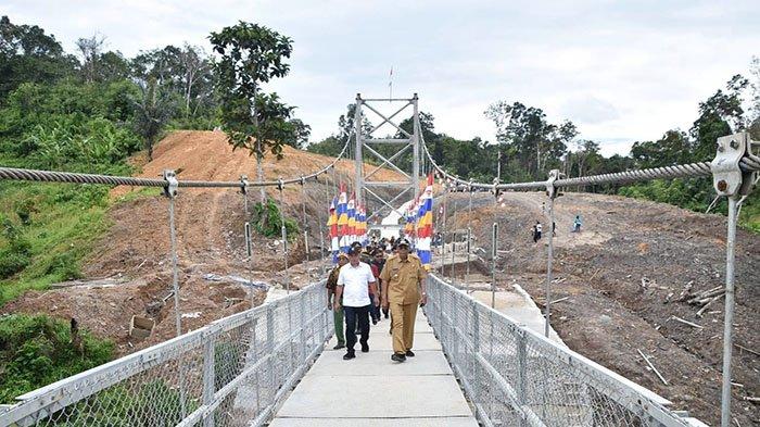 Jembatan Gantung Desa Nanga Menunuk via Tibun Pontianak, 1. Air Terjun Entoba, 2. Sungai Desa Nyanggai, 3. Air Terjun Gurung Melawi, 4. Pemandian KM 10, 5. Danau Lobur, 6. Jembatan Gantung Desa Nanga Menunuk, 7. Sungai Belaban, 8. Air Terjun Nibung, 9. Sungai Pinoh, 10. Embung Bemban, 11. Danau Biru Melawi, 12. Air Terjun Sahai Penahan, 13. Taman Nasional Bukit Raya Bukit Baka, 14. Riam Sengiang, 15. Batu Licin, 16. Sungai Melaw, 17. Bukit Matok, 18. Tugu Republik Indonesia Serikat, 19. Bukit Lintang, 20. Tugu Juang, 21. Air Terjun Sahai Apat, 22. Bukit Saran, 23. Sungai Desa Tiong Keranjik, 24. Padang Rumput Desa Sidomulyo, 25. Air Terjun Sahai Sawit, 26. Air Terjun Sahai Pelangkah, 27. Air Terjun Desa Ella Hulu, 28. Kolam Stadion Olahraga, 29. Yayasan Mawar, 30. Bukit Desa Nanga Siyai, 31. Bukit Desa Domet Permai, 32. Bukit Batu Menangis, 33. Air Terjun Kumpang Arang, 34. Gunung Kelam, 35. Air Terjun Siling Lubang Kuter, 36. Sungai Kayan