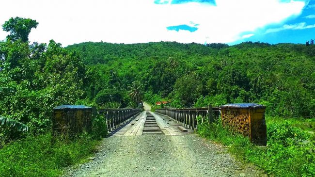 Jembatan O,ou via IG @explore_pulau_nias, 1. Pantai Toyolaya, 2. Pulau Wunga Laguna, 3. Pantai Tureloto, 4. Pantai Gawu Soyo, 5. Pulau Asu, 6. Pantai Sorake, 7. Desa Adat Bawomataluo, 8. Desa Wisata Orahili, 9. Museum Pusaka Suku Nias, 10. Air Terjun Humogo, 11. Kepulauan Hinako, 12. Pantai Karang Falaete, 13. Air Terjun Mondrowe, 14. Pantai Sifahandro, 15. Pulau Tello, 16. Pulau Sibele, 17. Taman Doa Bunda Maria, 18. Teluk Bengkuang, 19. Pantai Asi Walo, 20. Pasir Putih Pulau Impian, 21. Masjid Agung Ar-Rahman, 22. Teluk Rusa, 23. Pantai Hilisataro Toma, 24. Jembatan O,ou, 25. Pantai Siabang