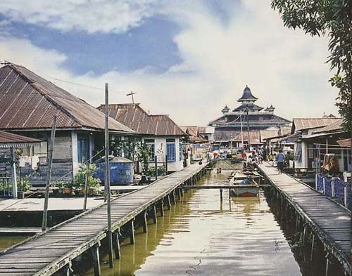 Kampung Beting, 1. Pantai Kijing, 2. Tugu Khatulistiwa, 3. Museum Negeri Sejarah Budaya Khas, 4. Keraton Kadriah, 5. Rumah Bentang Radakng, 6. Masjid Jami’ Pontianak, 7. Kampung Wisata Kuantan, 8. Pantai Pasir Panjang, 9. Aloe Vera Center, 10. Paradise-Q Waterpark, 11. Taman Bukit Bougenville, 12. Makam Kesultanan Batulayang, 13. Taman Nasional Gunung Palung, 14. Lemukutan Island, 15. Pelabuhan Seng Hie, 16. Bukit Penjamur Bengkayang, 17. Hutan Kota Untan, 18. Taman Alun – Alun Kapuas, 19. Air Terjun Riam Merasap, 20. Kampung Beting, 21. Danau Biru Singkawang, 22. Pulau Randayan, 23. Pulau Temajuk, 24. Jembatan Kapuas, 25. Pantai Kura – Kura, 26. Pantai Batu Burung, 27. Pantai Sedau, 28. Sinka Island Park, 29. Danau Tadow Indah, 30. Air Terjun Eria, 31. Wisata Air Terjun Sibohe, 32. Cagar Alam Raya Pasi, 33. Bukit Rindu Alam, 34. Taman Gayung Bersambut, 35. Taman Cinta Pajintan, 36. Taman Batu Belimbing, 37. Tugu Digulis atau Tugu Bambu Runcing Pontianak, 38. Vihara Bodhisatva Karaniya Metta, 39. Kapuas River Cruise, 40. Masjid Raya Mujahidin, 41. Waterboom Gunung Poteng