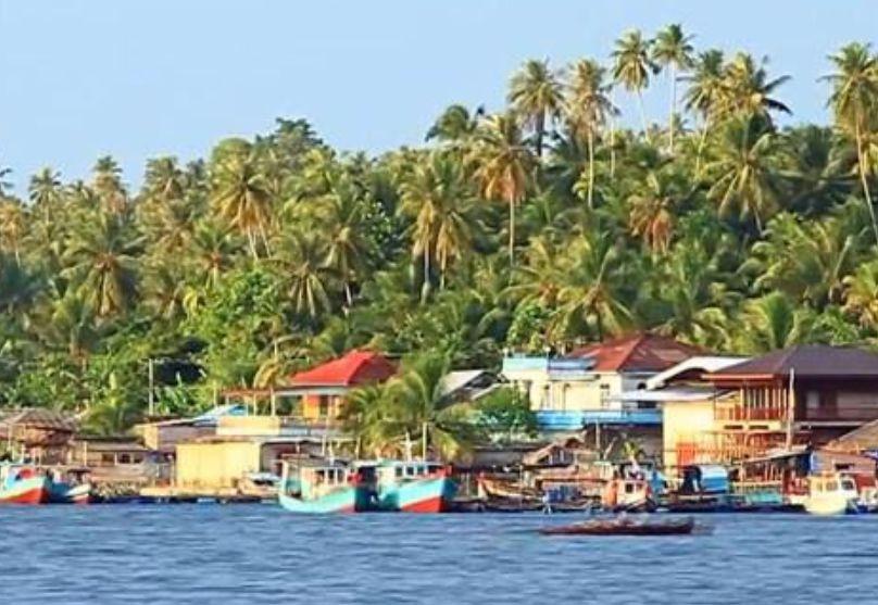 Kepulauan Batu - tempat wisata di Nias Selatan, 1. Teluk Rusa, 2. Pantai Lagundri, 3. Kampung Pulau Tello, 4. Pulau Sibele, 5. Jembatan O’ou, 6. Pantai Merah, 7. Air Terjun Humogo, 8. Air Terjun Mondrowe, 9. Masjid Agung Ar-Rahman, 10. Taman Doa Bunda Maria, 11. Pantai Hilitasaro Toma, 12. Pantai Ladeha, 13. Pantai Moale   , 14. Pantai Rockstar, 15. Pasir Putih Pulau Impian, 16. Taman Ya’ahowu, 17. Pantai Baloho, 18. Kepulauan Batu, 19. Gua Fetalasa