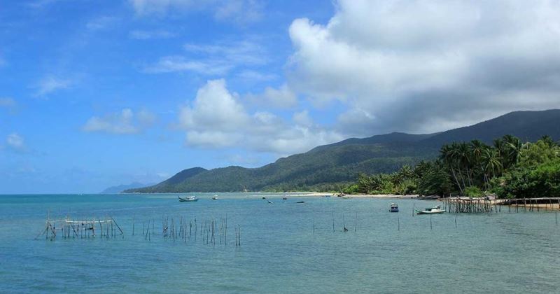 Kepulauan Karimata via Detik, 1. Pantai Pasir Mayang, 2. Bukit Begentar, 3. Bukit Mendale, 4. Taman Wisata Mangrove Sukadana, 5. Pulau Maya Karimata, 6. Pulau Kepayang, 7. Pantai Tambak Rawang, 8. Bukit Bulan, 9. Pulau Serutu, 10. Makam Gusti Panji, 11. Pulau Pelapis, 12. Kepulauan Karimata, 13. Pantai Batu Teritip, 14. Mesjid Oesman Al Khair, 15. Batu Cap, 16. Makam Raja Tengku Akil, 17. Sungai Betok, 18. Taman Nasional Gunung Palung, 19. Pantai Pulau Datok, 20. Air Pauh, 21. Air Terjun Bidadari, 22. Gunung Cabang, 23. Pantai Tanjuru, 24. Air Terjun Lubuk Baji, 25. Air Terjun Batu Pahat