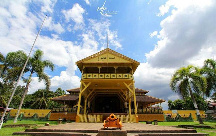 Keraton Kadriah via IG @rickydermawanz, 1. Pantai Kijing, 2. Tugu Khatulistiwa, 3. Museum Negeri Sejarah Budaya Khas, 4. Keraton Kadriah, 5. Rumah Bentang Radakng, 6. Masjid Jami’ Pontianak, 7. Kampung Wisata Kuantan, 8. Pantai Pasir Panjang, 9. Aloe Vera Center, 10. Paradise-Q Waterpark, 11. Taman Bukit Bougenville, 12. Makam Kesultanan Batulayang, 13. Taman Nasional Gunung Palung, 14. Lemukutan Island, 15. Pelabuhan Seng Hie, 16. Bukit Penjamur Bengkayang, 17. Hutan Kota Untan, 18. Taman Alun – Alun Kapuas, 19. Air Terjun Riam Merasap, 20. Kampung Beting, 21. Danau Biru Singkawang, 22. Pulau Randayan, 23. Pulau Temajuk, 24. Jembatan Kapuas, 25. Pantai Kura – Kura, 26. Pantai Batu Burung, 27. Pantai Sedau, 28. Sinka Island Park, 29. Danau Tadow Indah, 30. Air Terjun Eria, 31. Wisata Air Terjun Sibohe, 32. Cagar Alam Raya Pasi, 33. Bukit Rindu Alam, 34. Taman Gayung Bersambut, 35. Taman Cinta Pajintan, 36. Taman Batu Belimbing, 37. Tugu Digulis atau Tugu Bambu Runcing Pontianak, 38. Vihara Bodhisatva Karaniya Metta, 39. Kapuas River Cruise, 40. Masjid Raya Mujahidin, 41. Waterboom Gunung Poteng