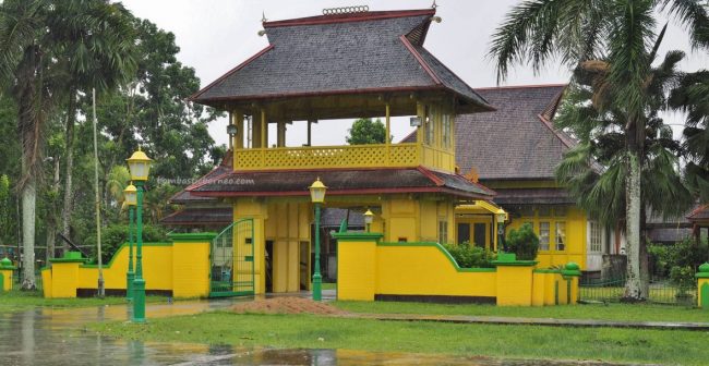 Keraton Sambas via Bombasticborneo, 1. Pulau Selimpai, 2. Tugu Terigas Sambas, 3. Pantai Temajuk, 4. Pantai Kalang Bahu, 5. Makam Keramat Bantilan, 6. Monument Ketupat Berdarah, 7. Pantai Camar Wulan, 8. Pantai Bukit Raya Putri Serai, 9. Pantai Tanjung Batu, 10. Pantai Mauludin, 11. Tanjung Dato, 12. Sungai Sambas, 13. Pantai Tanjung Bendera, 14. Pantai Dungun Laut, 15. Taman Wisata Alam Gunung Asuansang, 16. Masjid Jami’ Keraton Sambas, 17. Jembatan Sambas, 18. Danau Sebedang, 19. Pantai Kampak Indah, 20. Pantai Putri Serayi, 21. Kebun Raya Sambas, 22. Pantai Selimpai, 23. Pantai Tanjung Kemuning, 24. Pantai Tanjung Datu, 25. Keraton Sambas, 26. Pantai Mutusan, 27. Pantai Sinam, 28. Vihara Bumi Raya Pemangkat, 29. Museum Negeri Perjuangan, 30. Taman Wisata Alam Gunung Melintang, 31. Air Terjun Berasap, 32. Pantai Polaria, 33. Air Terjun Riam Canggat, 34. Istana Alwatzikoebillah, 35. Gereja Katolik Kristus Raja Paroki Sambas, 36. Taman Wisata Alam Tanjung Belimbing, 37. Pantai Arum Medang, 38. Taman LUNGGI Sambas, 39. Danau Biru Selakau Timur, 40. Pantai Batu Nenek, 41. Air Terjun Riam Merasap, 42. Bukit Liteng, 43. Pos Lintas Batas Negara Aruk, 44. Goa Alam Santok