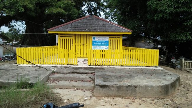 Makam Aji Melayu Sepauk Foto Fadil Muti, 1. Air Terjun Lepung Iring, 2. Taman Nasional Bukit Baka, 3. Hutan Wisata Baning, 4. Museum Kapuas Raya, 5. Istana Al Mukarramah, 6. Nohkan Tolangit, 7. Danau Jemelak, 8. Panorama Kedah Tempunak, 9. Rumah Betang Ensaid Panjang, 10. Wisata Gunung Kelam, 11. Danau Gucci, 12. Air Terjun Nokan Nayan, 13. Wisata Rohani Bukit Kelam, 14. Galeri Motor Bandong, 15. Wisata Sawah Adau Kelam, 16. Masjid Jami Sultan Nata, 17. Museum Dara Juanti, 18. Makam Aji Melayu Sepauk atau Makam pangeran Kuning, 19. Situs Sejarah Batu Dara Muning, 20. Batu Lingga Yoni dan Batu Nandi, 21. Gereja Katedral Sintang, 22. Tugu Pancasila Kota Sintang, 23. Taman Alun – alun Kapuas, 24. Serantung Water Park, 25. Rumah Kapal, 26. Tugu Bank Indonesia