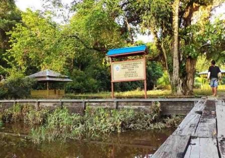 Makam Gusti Panji, 1. Pantai Pasir Mayang, 2. Bukit Begentar, 3. Bukit Mendale, 4. Taman Wisata Mangrove Sukadana, 5. Pulau Maya Karimata, 6. Pulau Kepayang, 7. Pantai Tambak Rawang, 8. Bukit Bulan, 9. Pulau Serutu, 10. Makam Gusti Panji, 11. Pulau Pelapis, 12. Kepulauan Karimata, 13. Pantai Batu Teritip, 14. Mesjid Oesman Al Khair, 15. Batu Cap, 16. Makam Raja Tengku Akil, 17. Sungai Betok, 18. Taman Nasional Gunung Palung, 19. Pantai Pulau Datok, 20. Air Pauh, 21. Air Terjun Bidadari, 22. Gunung Cabang, 23. Pantai Tanjuru, 24. Air Terjun Lubuk Baji, 25. Air Terjun Batu Pahat