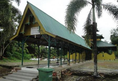 Makam Habib Husein Al Qadri, 1. Taman Mempawah, 2. Pantai Jungkat, 3. Mempawah Mangrove Park, 4. Sebukit Rama, 5. Wisata Nusantara, 6. Bukit Seliung, 7. Sungai Mempawah, 8. Pantai Paku Pulau Temajo, 9. Makam Habib Husein Al Qadri, 10. Pantai Ancol Penibung, 11. Wisata Air Terjun Sambora, 12. Polaria Tanjung Pagar, 13. Goa Alam Santok, 14. Istana Amantubillah, 15. Pantai Kijing, 16. Danau Hijau, 17. Bukit Peniraman, 18. Wisata Pemandian Di Kaki Bukit Anjongan, 19. Bukit Wangkang, 20. Makam Opu Daeng Manambon, 21. Pantai Tanjung Burung