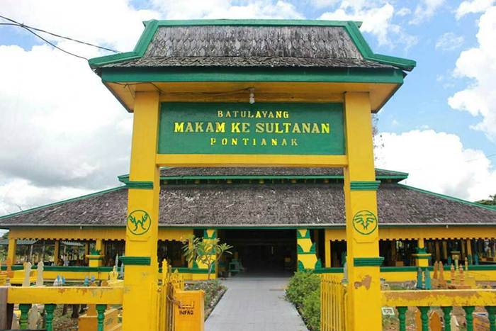 Makam Kesultanan Batulayang via IG @dysrtm, 1. Pantai Kijing, 2. Tugu Khatulistiwa, 3. Museum Negeri Sejarah Budaya Khas, 4. Keraton Kadriah, 5. Rumah Bentang Radakng, 6. Masjid Jami’ Pontianak, 7. Kampung Wisata Kuantan, 8. Pantai Pasir Panjang, 9. Aloe Vera Center, 10. Paradise-Q Waterpark, 11. Taman Bukit Bougenville, 12. Makam Kesultanan Batulayang, 13. Taman Nasional Gunung Palung, 14. Lemukutan Island, 15. Pelabuhan Seng Hie, 16. Bukit Penjamur Bengkayang, 17. Hutan Kota Untan, 18. Taman Alun – Alun Kapuas, 19. Air Terjun Riam Merasap, 20. Kampung Beting, 21. Danau Biru Singkawang, 22. Pulau Randayan, 23. Pulau Temajuk, 24. Jembatan Kapuas, 25. Pantai Kura – Kura, 26. Pantai Batu Burung, 27. Pantai Sedau, 28. Sinka Island Park, 29. Danau Tadow Indah, 30. Air Terjun Eria, 31. Wisata Air Terjun Sibohe, 32. Cagar Alam Raya Pasi, 33. Bukit Rindu Alam, 34. Taman Gayung Bersambut, 35. Taman Cinta Pajintan, 36. Taman Batu Belimbing, 37. Tugu Digulis atau Tugu Bambu Runcing Pontianak, 38. Vihara Bodhisatva Karaniya Metta, 39. Kapuas River Cruise, 40. Masjid Raya Mujahidin, 41. Waterboom Gunung Poteng
