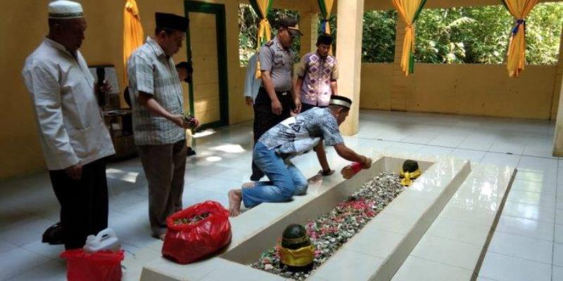 Makam Raja Landak via Tribunnews, 1. Air Terjun Rombo Katio, 2. Air Terjun Melanggar, 3. Goa Tangandu, 4. Air Terjun Riam Dait, 5. Air Terjun Terinting, 6. Air Terjun Selanei, 7. Air Terjun Engkanan, 8. Air Terjun Riam Bedawan, 9. Air Terjun Riam Solakng, 10. Air Terjun Angkabang, 11. Makam Raja Landak, 12. Air Terjun Sahai Sebelas, 13. Bukit Terinting, 14. Air Terjun Tikalong, 15. Bukit Batu Pakumbang, 16. Riam Angan Tembawang, 17. Air Terjun Banangar, 18. Makam Juang Mandor, 19. Keraton Ismahayana, 20. Masjid Djami, 21. Air Terjun Rombo Pangaak, 22. Air Terjun Riam Jambu, 23. Goa Sanyan, 24. Rumah Betang Saham, 25. Wisata Gunung Seha, 26. Bukit Laur, 27. Bukit Batu Pakumbang, 28. Wisata Air Terjun Setagung, 29. Rombo Terintik, 30. Rombo Semabak, 31. Riam Bedawan, 32. Air Terjun Ringin, 33. Air Terjun Ampar Jawa