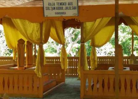 Makam Raja Tengku Akil, 1. Pantai Pasir Mayang, 2. Bukit Begentar, 3. Bukit Mendale, 4. Taman Wisata Mangrove Sukadana, 5. Pulau Maya Karimata, 6. Pulau Kepayang, 7. Pantai Tambak Rawang, 8. Bukit Bulan, 9. Pulau Serutu, 10. Makam Gusti Panji, 11. Pulau Pelapis, 12. Kepulauan Karimata, 13. Pantai Batu Teritip, 14. Mesjid Oesman Al Khair, 15. Batu Cap, 16. Makam Raja Tengku Akil, 17. Sungai Betok, 18. Taman Nasional Gunung Palung, 19. Pantai Pulau Datok, 20. Air Pauh, 21. Air Terjun Bidadari, 22. Gunung Cabang, 23. Pantai Tanjuru, 24. Air Terjun Lubuk Baji, 25. Air Terjun Batu Pahat