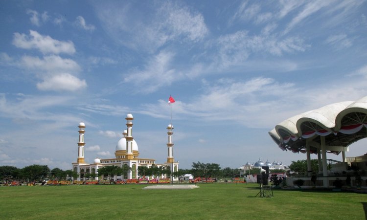 Masjid Agung Ahmad Bakrie Kisaran via BackpackerSejarah, 1. Masjid Agung Ahmad Bakrie Kisaran, 2. Air Terjun Ponot, 3. Alun – alun Rambate Raya Kisaran, 4. Taman Hutan Kota Kisaran, 5. Air Terjun Turbo (Turunan Bolon), 6. Paccur Napitu, 7. Air Terjun Jambuara Indah, 8. Arung Jeram Sungai Asahan, 9. Ragil Waterboom Kisaran, 10. Wisata Alam Goa Simanik – Manik, 11. Wisata Air Terjun Simanik – Manik, 12. Pantai Simallo, 13. Bendungan Sigura – Gura, 14. Jembatan Gantung Bedeng, 15. Jembatan Air Hitam, 16. Air Terjun Sampuran Harimau, 17. Danau Teratai Tinggi Raja, 18. Air Terjun Unong Sisapa, 19. Air Terjun Simonang Monang, 20. Air Terjun Boru Silalahi, 21. Wisata Kelapa Gading, 22. Air Terjun Alam Tani, 23. Puncak Galau, 24. Pelabuhan Bagan, 25. Museum Asahan