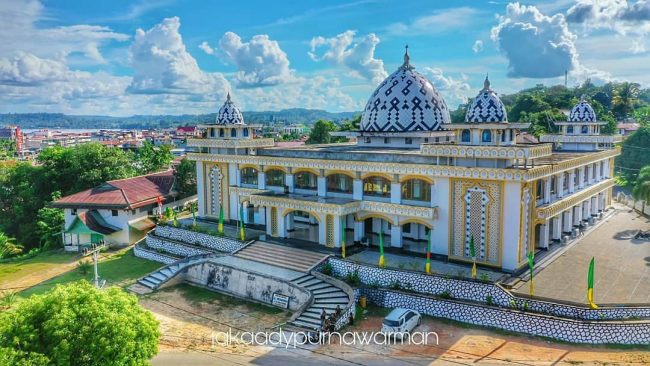 Masjid Agung Al Muawanah Foto @Jakaadypurnawarman, 1. Air Terjun Saka Dua, 2. Air Terjun Pancur Aji, 3. Air Terjun Riam Macan, 4. Air Terjun Riam Asam Telogah, 5. Riam Baper Zone, 6. Air Terjun Kujato, 7. Bukit Bellew, 8. Gunung Tiong Kandang, 9. Air Terjun Kajang, 10. Bukit Bengkawan, 11. Bukit Bakmunt, 12. Air Terjun Gurong Maloh, 13. Air Terjun Siling Embangai, 14. Wisata Air Terjun Entugun, 15. Kampung Wisata Sentana, 16. Jembatan Gantung Sekayam, 17. Air Terjun Nosok, 18. Hutan Belian Pulo Mas, 19. Air Terjun Jitok, 20. Keraton Surya Negara, 21. Batu Garam, 22. Masjid Agung Al Muawanah, 23. Hutan Kota Sabang Merah, 24. Danau Lait, 25. Air Terjun Gunung Naning, 26. Padong Buaya, 27. Bukit Boruh, 28. Rumah Panjang, 29. Sipatn Lotup, 30. Air Terjun Sirin Punti, 31. Wisata Goa Thang Raya, 32. My Dream Sanggau, 33. Batu Posok, 34. Kampung Santana, 35. Riam Kuta