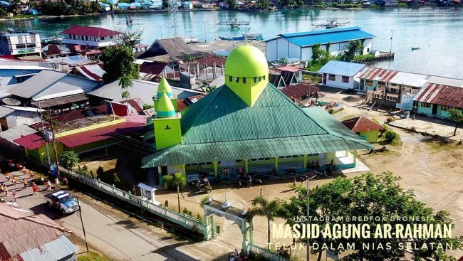 Masjid Agung Ar-Rahman via IG @explore_pulau_nias, 1. Pantai Toyolaya, 2. Pulau Wunga Laguna, 3. Pantai Tureloto, 4. Pantai Gawu Soyo, 5. Pulau Asu, 6. Pantai Sorake, 7. Desa Adat Bawomataluo, 8. Desa Wisata Orahili, 9. Museum Pusaka Suku Nias, 10. Air Terjun Humogo, 11. Kepulauan Hinako, 12. Pantai Karang Falaete, 13. Air Terjun Mondrowe, 14. Pantai Sifahandro, 15. Pulau Tello, 16. Pulau Sibele, 17. Taman Doa Bunda Maria, 18. Teluk Bengkuang, 19. Pantai Asi Walo, 20. Pasir Putih Pulau Impian, 21. Masjid Agung Ar-Rahman, 22. Teluk Rusa, 23. Pantai Hilisataro Toma, 24. Jembatan O,ou, 25. Pantai Siabang
